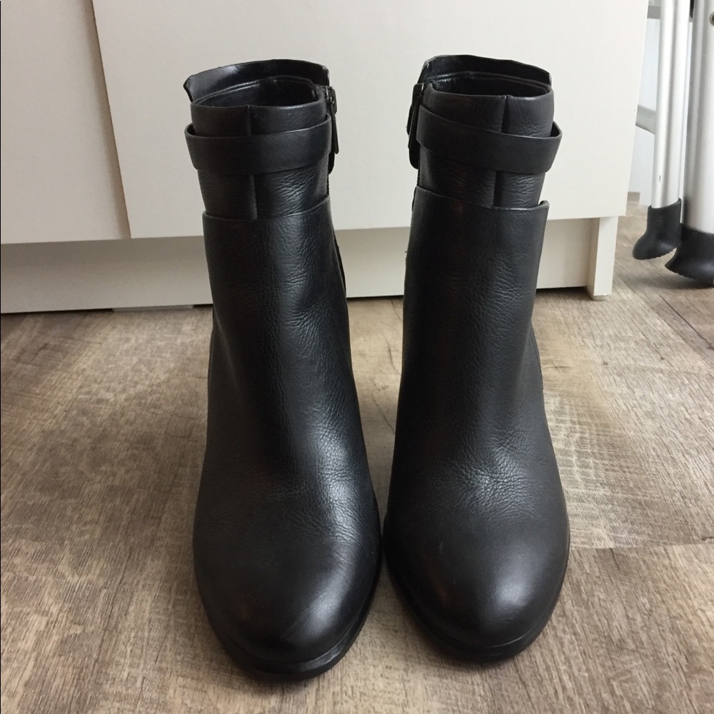 Black Leather Vince Camuto Size 10 Booties